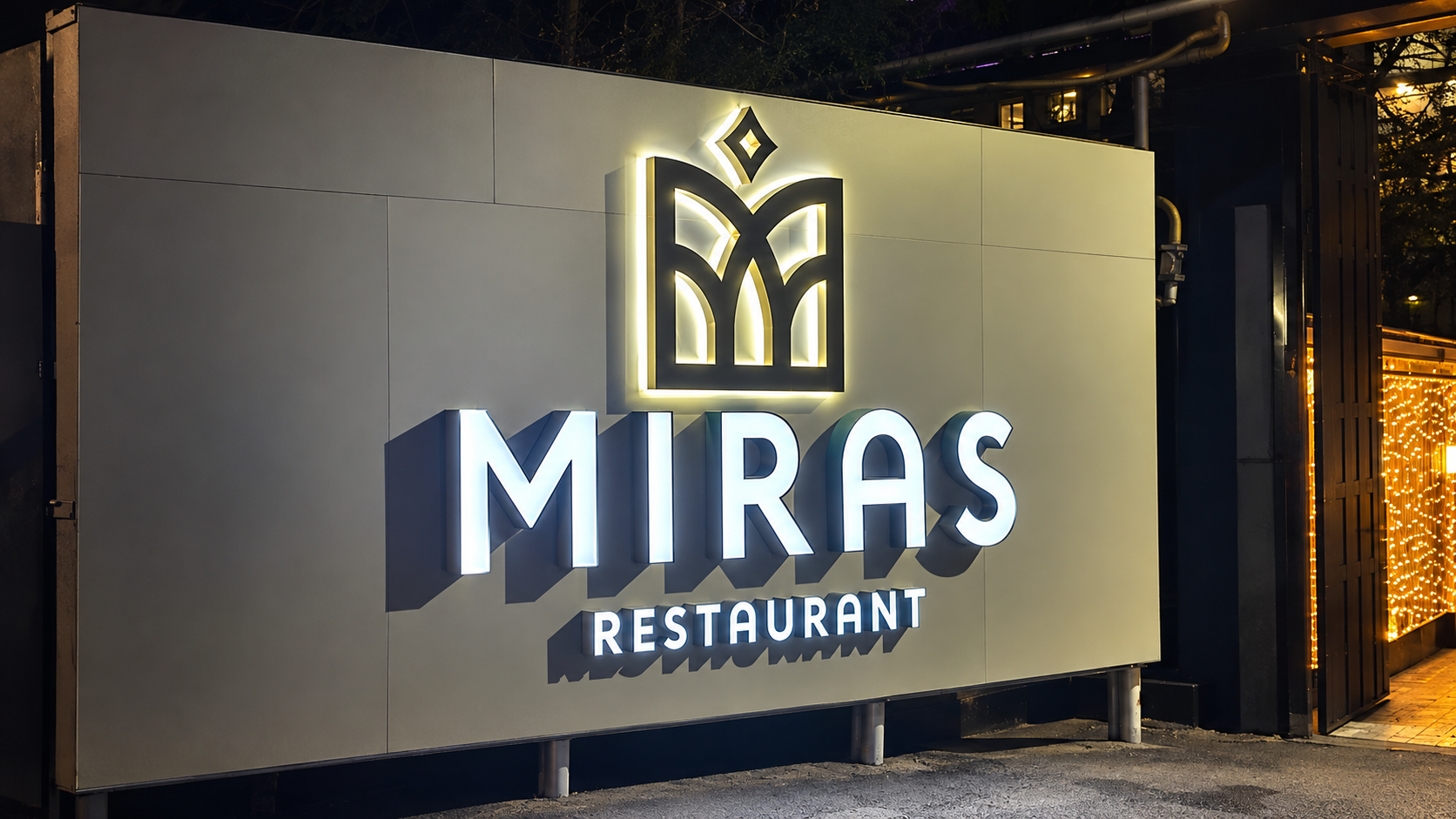 Miras — вход в ресторан